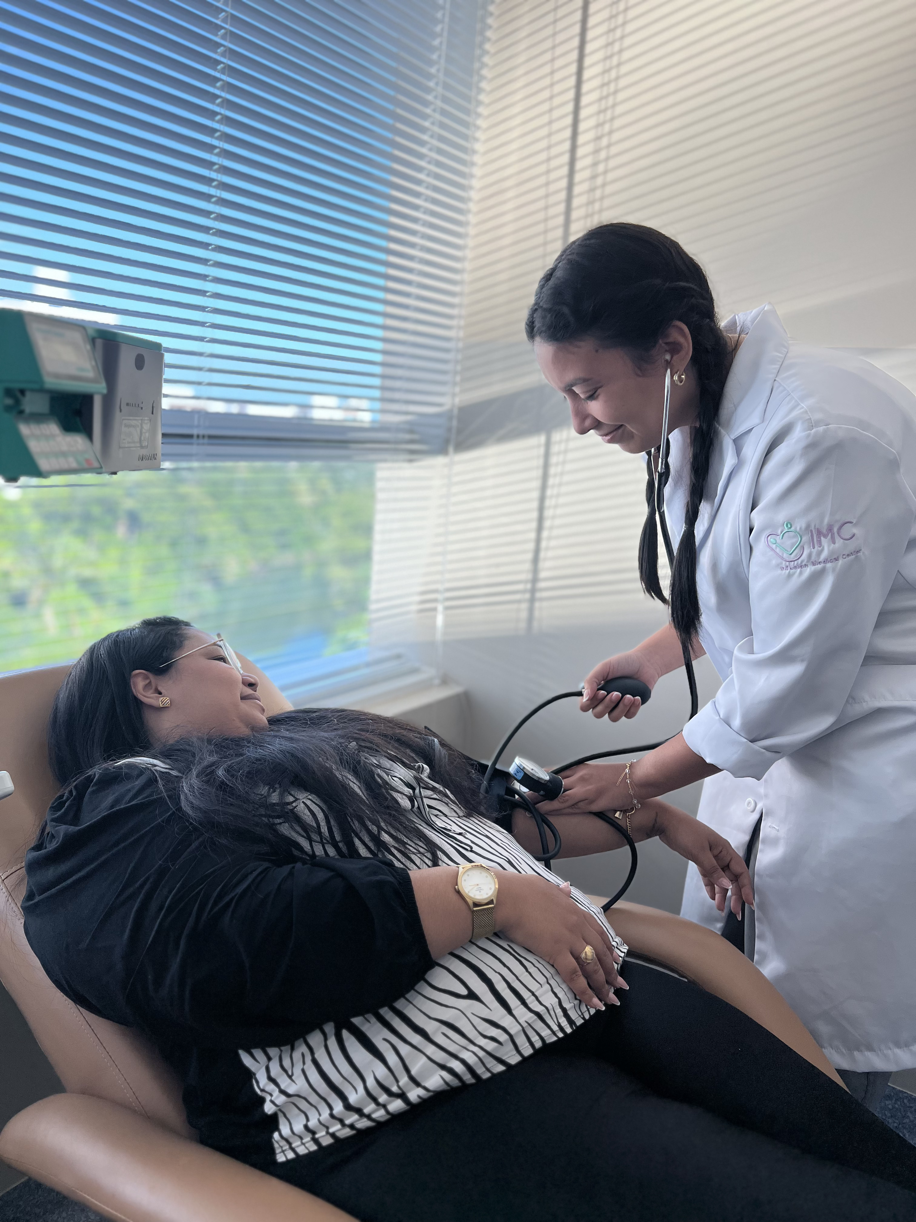Paciente recebendo infusão com cuidado humanizado na Clínica da Dor IMC